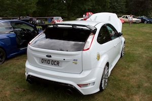 Aparently a white focus RS doesn't need a yellow number plate at the back